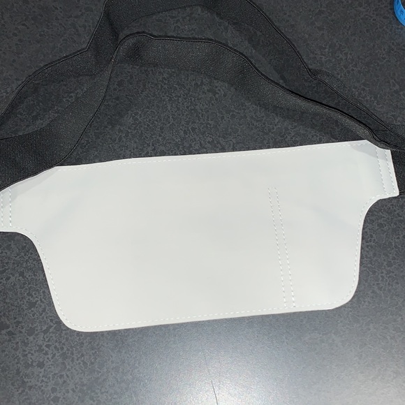EUC Aftershokz light gray fanny pack - Picture 4 of 5